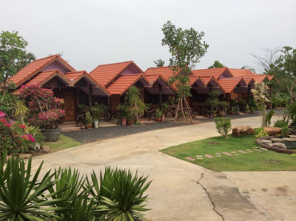 Busby Resort Ban Ta Phraya Exteriér fotografie